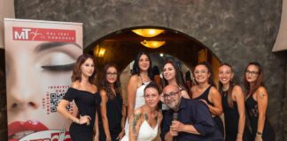 Miss Trieste in cerca della nuova ambasciatrice dell’eleganza cittadina, proseguono i casting candidate di Miss Trieste insieme ai presentatori, vicino al cartellone di Miss Trieste 2025