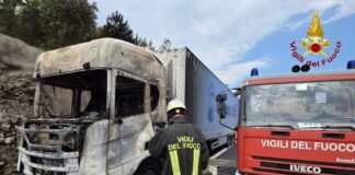 Camion avvolto dalle fiamme sul raccordo autostradale, autista vede il fumo ed esce in tempo. Vivo per miracolo Intervento dei vigili del fuoco sul raccordo autostradale 13 per l'incendio di un autoarticolato
