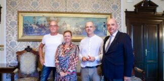 Luciano Piselli è stato premiato dal sindaco Dipiazza per aver praticato il massaggio cardiaco ad un calciatore della manzanese svenuto in campo