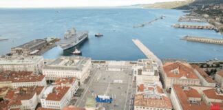 Trieste torna all’Italia… ma i cittadini restano a guardare, video wall al posto della piazza 71° anniversario Trieste, ritorno Trieste all’Italia, Nave Trieste, Bandiera di Combattimento, celebrazioni istituzionali Trieste, Ammaina Bandiera, eventi 26 ottobre Trieste