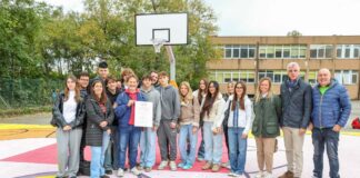 Nuovo campo da basket decorato dagli studenti all’Istituto comprensivo Roli istituto roli