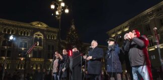 Trieste illumina il Natale, folla in piazza, luci record e turisti da tutta Europa VIDEO Natale a Trieste, luci di Natale Trieste, eventi Natale 2025, mercatini Trieste, turismo natalizio, piazza Unità d’Italia, Trieste città del Natale