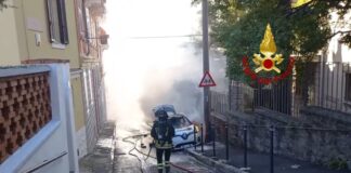 Attimi di paura in via Monte San Gabriele, auto elettrica in fiamme e scuola evacuata via monte san gabriele