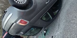 incidente stradale, Opicina, ghiaccio, auto ribaltata, vigili del fuoco, 118, traffico
