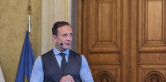 Massimiliano Fedriga, comunicazione politica, Regione Friuli-Venezia Giulia, conferenza stampa, leadership istituzionale, bilancio regionale, potere sobrio