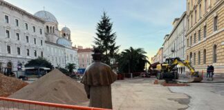 lavori piazza Sant’Antonio, cantiere Trieste, disagi cittadini, mercatini di Natale, transenne e ruspe, interventi urbanistici, commercio locale Trieste