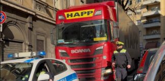 tir incastrato, traffico bloccato, via Commerciale, via Rittmeyer, Trieste, viabilità, mezzi pesanti