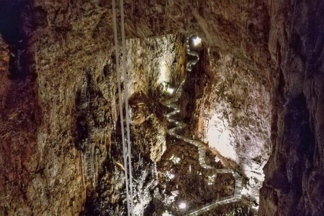 Grotta Gigante, Befana, Trieste, speleologia, eventi Epifania, famiglie, turismo culturale
