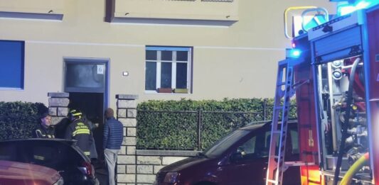 incendio via Aquileia, incendio Trieste, rione Gretta, vigili del fuoco, evacuazione stabile, cantine in fiamme, cronaca Trieste