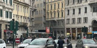 incidente stradale, piazza Goldoni, tamponamento, traffico, centro città, viabilità, cronaca locale
