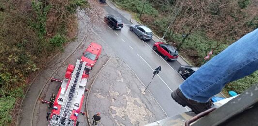 tentato suicidio Cattinara, intervento polizia stradale, cronaca Trieste, salvataggio ponte, emergenza 118, viabilità rallentata, sicurezza stradale