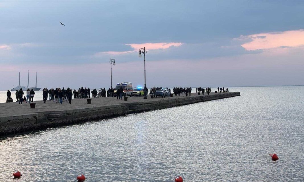 Trieste, Molo Audace, cronaca, soccorsi, Polizia di Stato, Cattinara, emergenza