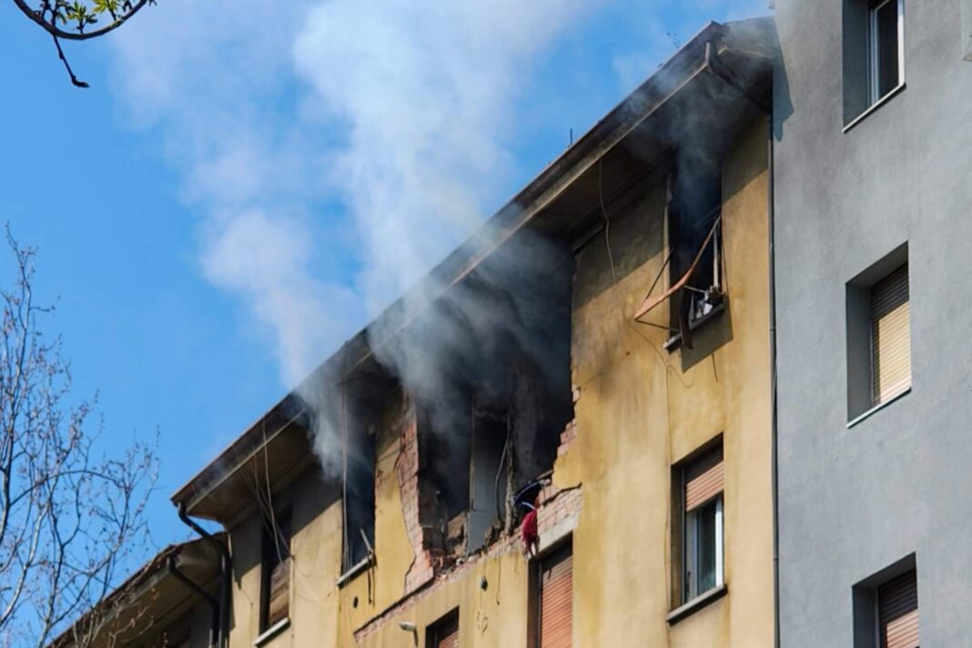 Trieste, esplosione, via Baiamonti, condominio, vigili del fuoco, 118, cronaca