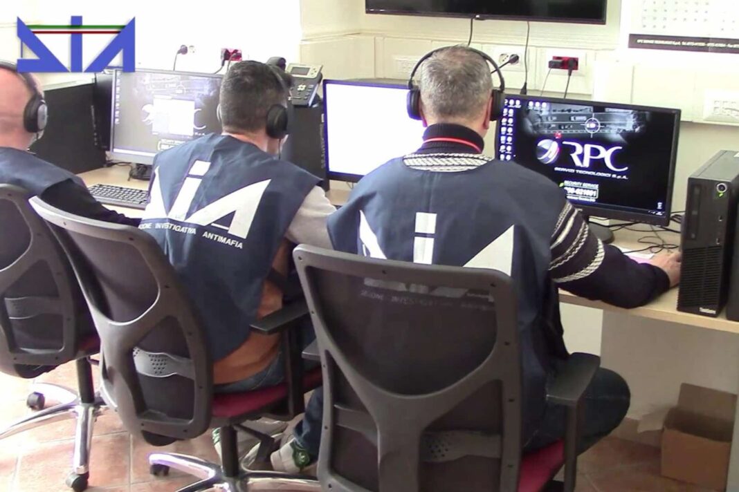 operatori della Divisione Investigativa Antimafia lavorano al computer