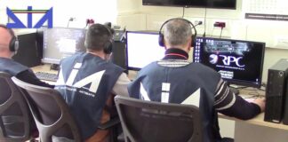 operatori della Divisione Investigativa Antimafia lavorano al computer