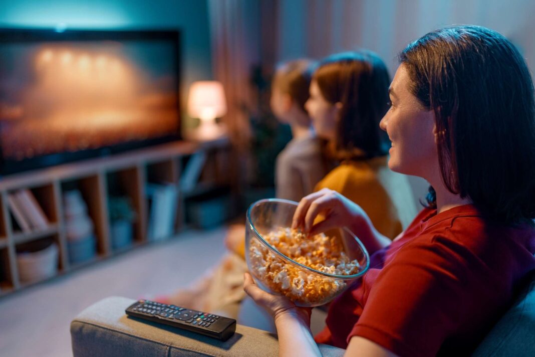 famiglia che guarda la tv