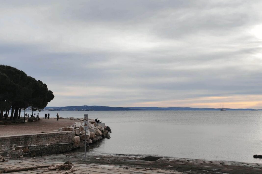 Vista del mare e del cielo; il quadro meteo indica cielo nuvoloso presso Barcola a Trieste. Foto utilizzata per le previsioni meteo di Trieste pubblicate