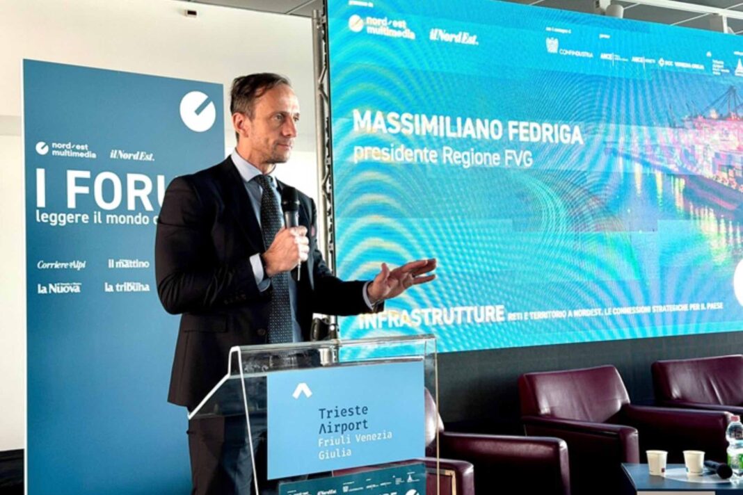 Massimiliano Fedriga fa un discorso in conferenza stampa