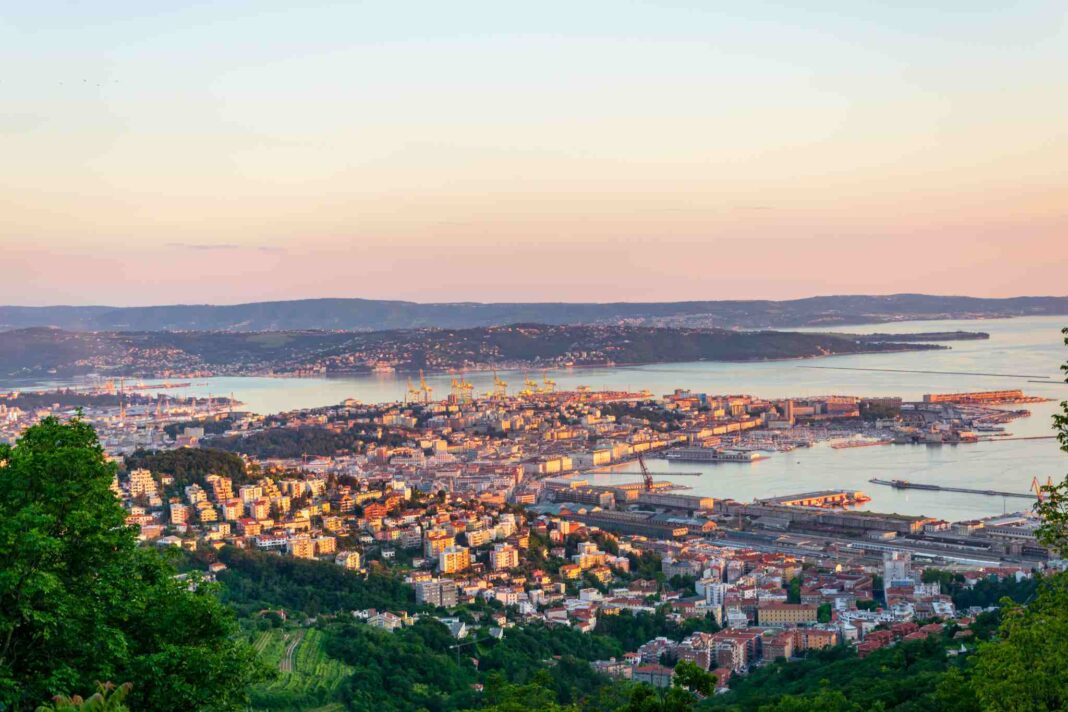 Foto dall'alto della città di Trieste. Immagine utilizzata per l'articolo sulle condizioni meteo del giorno. trieste@news previsioni meteo