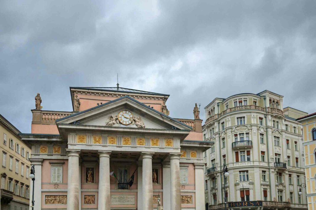 Vista dei palazzi di Piazza Borsa. Immagine utilizzata per l'articolo inerente il bollettino meteo di Trieste. Previsioni - Condizioni meteo.