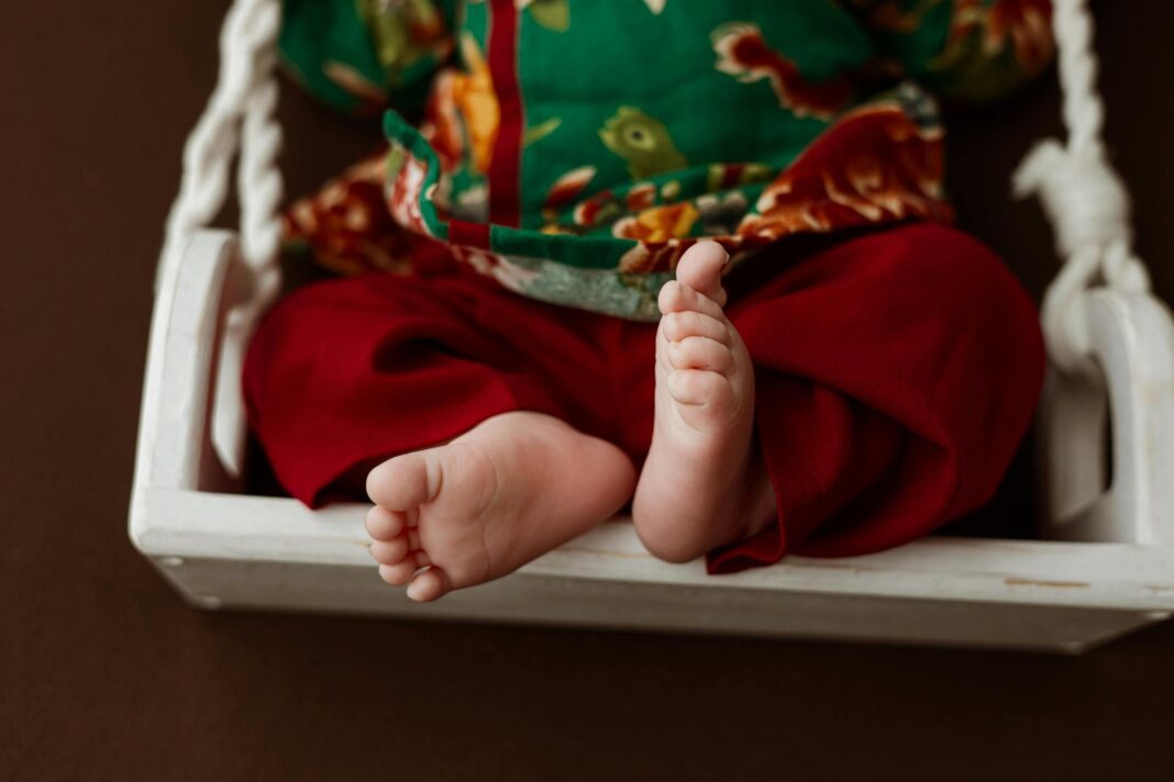 Neonato in una culla, maternità