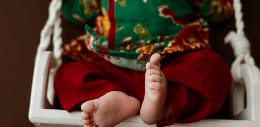 Neonato in una culla, maternità