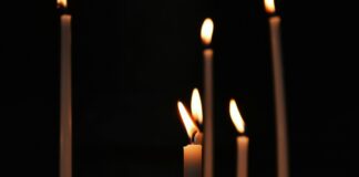 Candele accese, veglia di preghiera