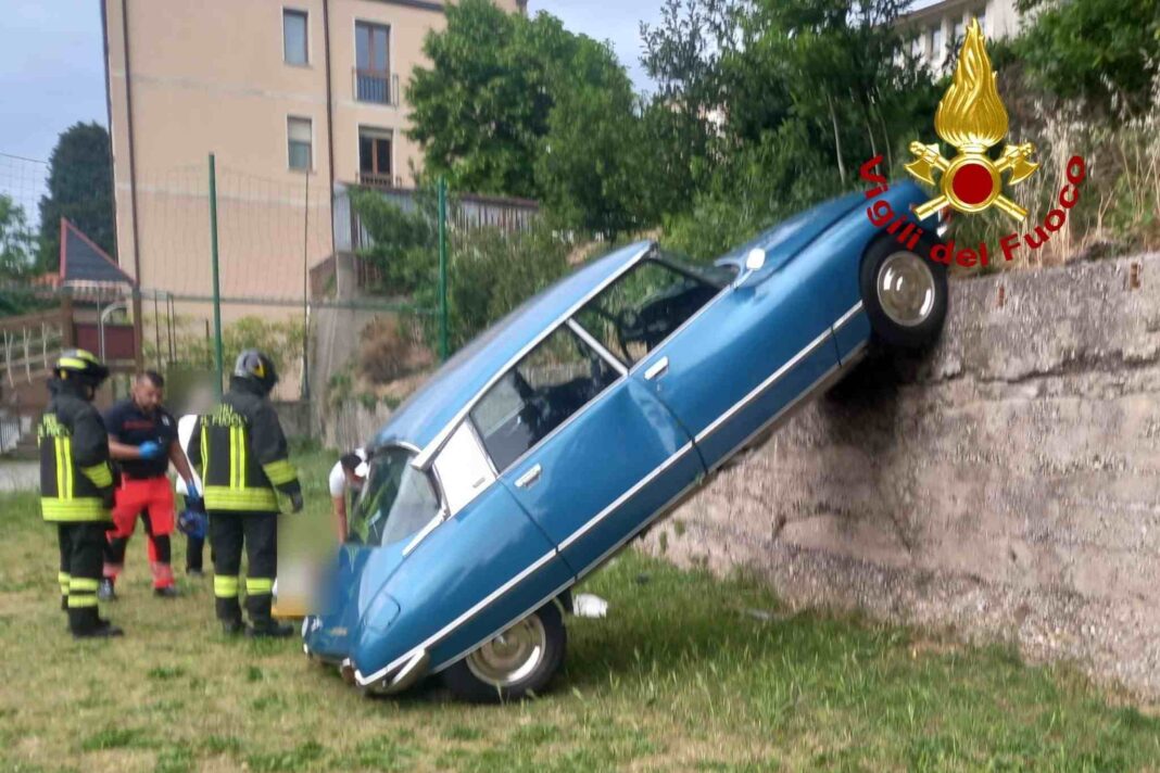 auto d’epoca, incidente stradale, scarpata, vigili del fuoco, 118, via dello Scoglio, campetto parrocchiale