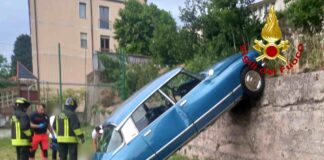 auto d’epoca, incidente stradale, scarpata, vigili del fuoco, 118, via dello Scoglio, campetto parrocchiale