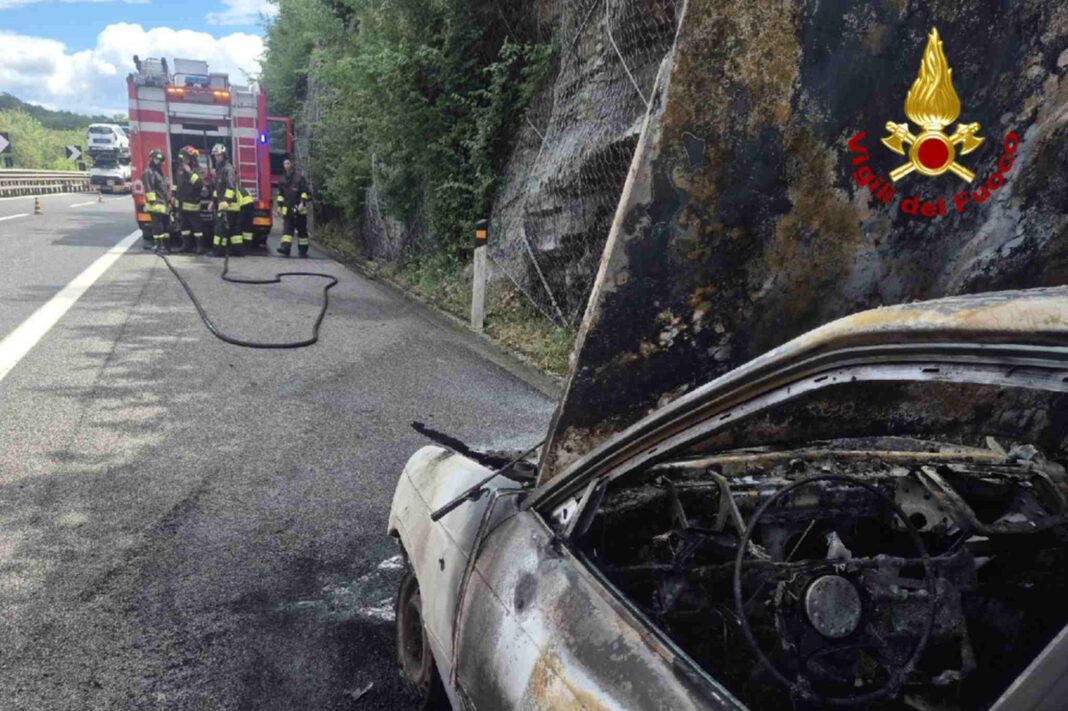 A4, incendio auto, Ronchi dei Legionari, Trieste, Vigili del fuoco, traffico autostrada, Redipuglia