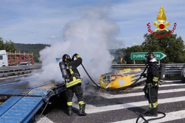 incendio A4, Duino Aurisina, Trieste, semirimorchio in fiamme, Vigili del fuoco, autostrada A4, traffico bloccato