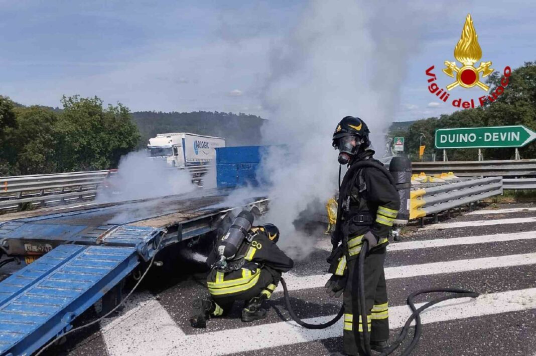 incendio A4, Duino Aurisina, Trieste, semirimorchio in fiamme, Vigili del fuoco, autostrada A4, traffico bloccato
