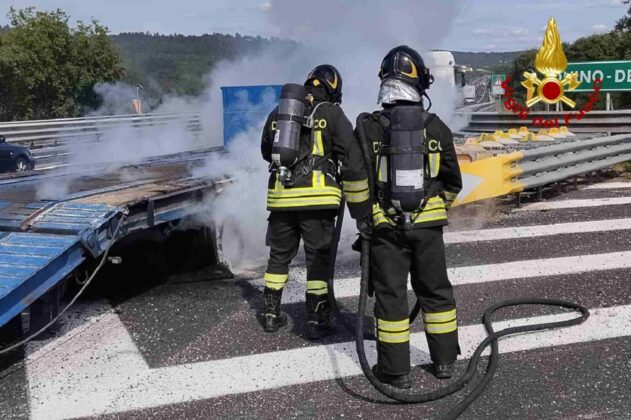 incendio A4, Duino Aurisina, Trieste, semirimorchio in fiamme, Vigili del fuoco, autostrada A4, traffico bloccato