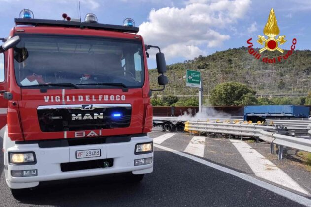 incendio A4, Duino Aurisina, Trieste, semirimorchio in fiamme, Vigili del fuoco, autostrada A4, traffico bloccato