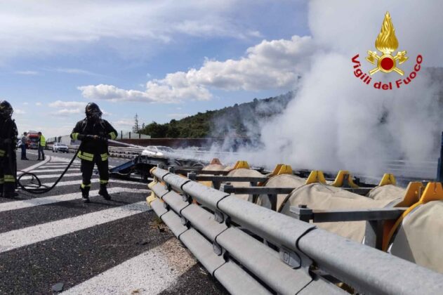 incendio A4, Duino Aurisina, Trieste, semirimorchio in fiamme, Vigili del fuoco, autostrada A4, traffico bloccato