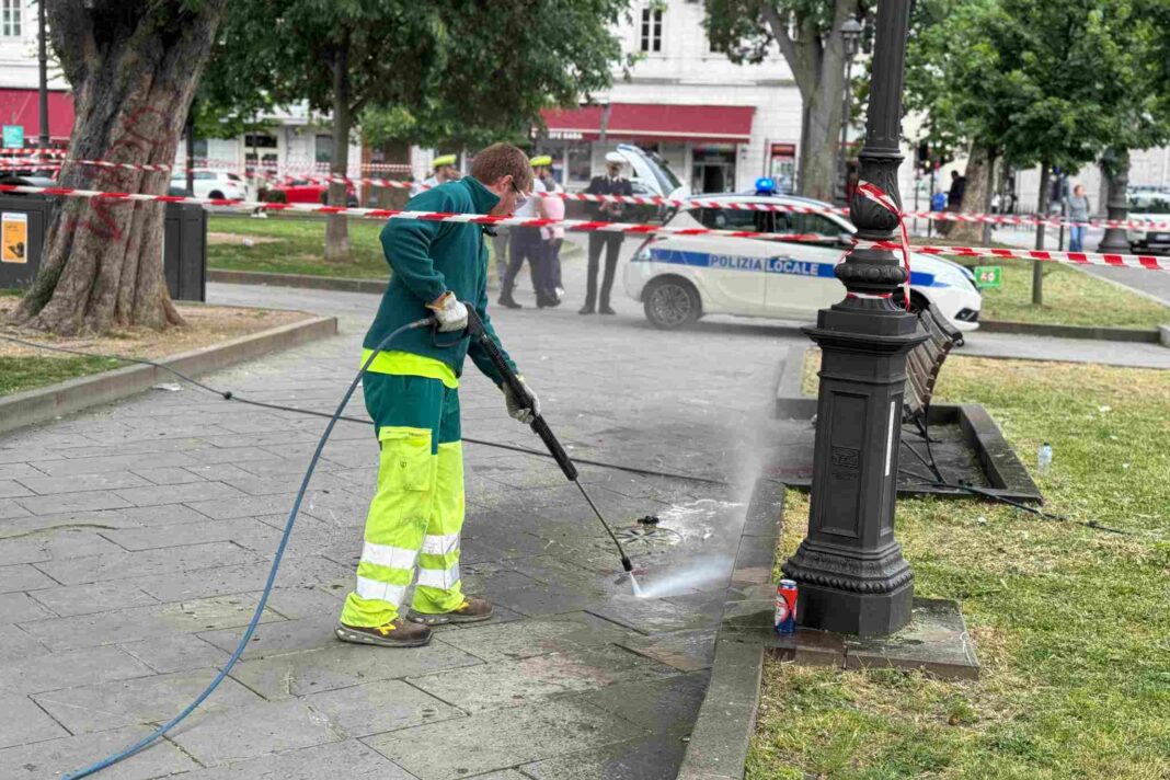 piazza Libertà, accoltellamento, aggressione, Trieste, codice rosso, forze dell’ordine, cronaca nera