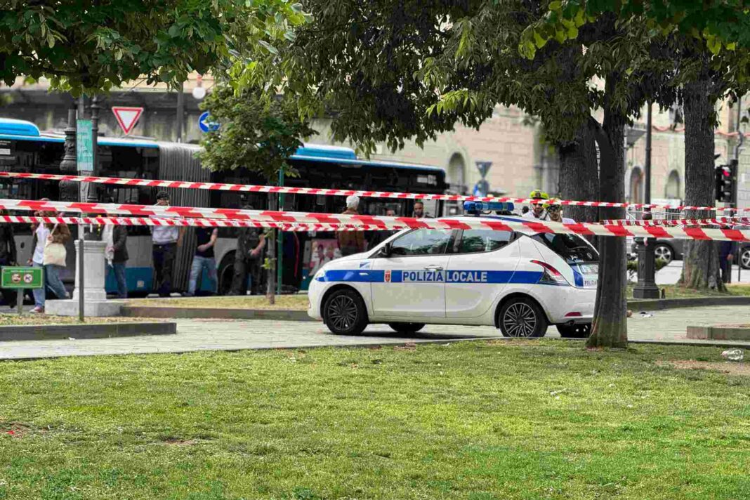 Trieste, piazza Libertà, accoltellamento, cronaca, Porto Vecchio, 118, aggressione