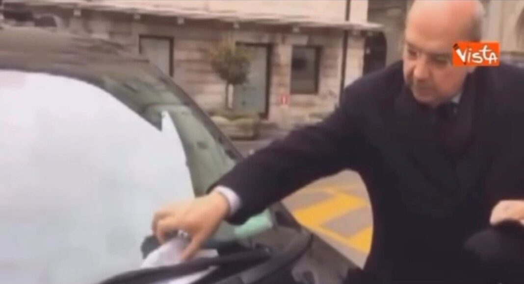 Dipiazza, Trieste, video virale, Instagram, multa, Polizia locale, social media