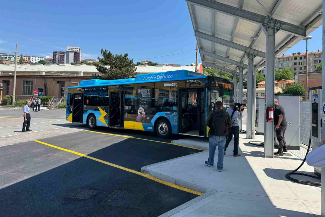 Trieste Trasporti, autobus elettrici, transizione energetica, trasporto pubblico locale, Broletto Trieste, mobilità sostenibile, ricarica elettrica autobus