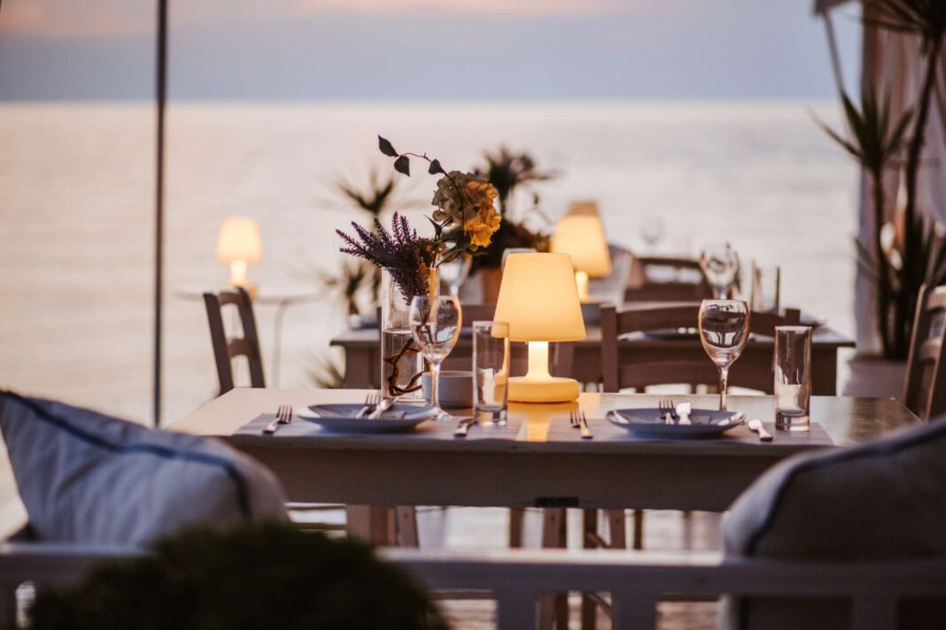 tavolo del ristorante all'aperto, vista mare