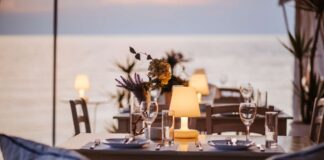 Trieste al top, 5 posti dove mangiare all’aperto nella bella stagione tavolo del ristorante all'aperto, vista mare