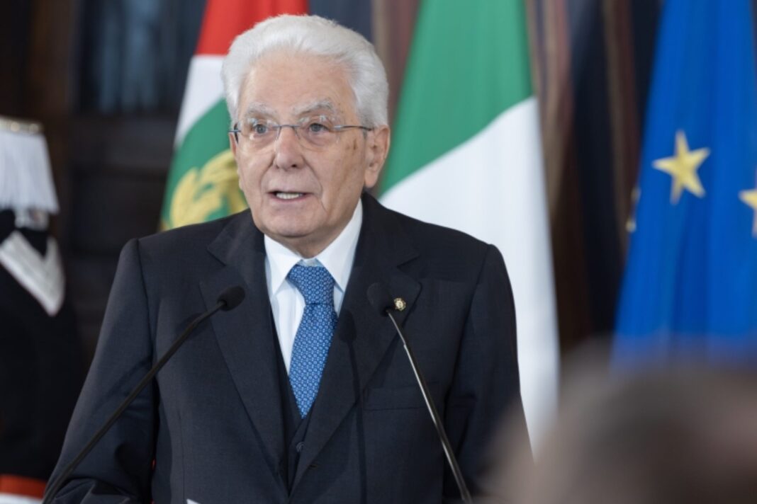 Sergio Mattarella tiene un discorso