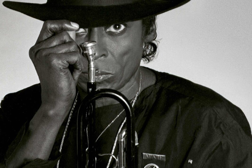 foto di copertina miles Davis e la sua tromba