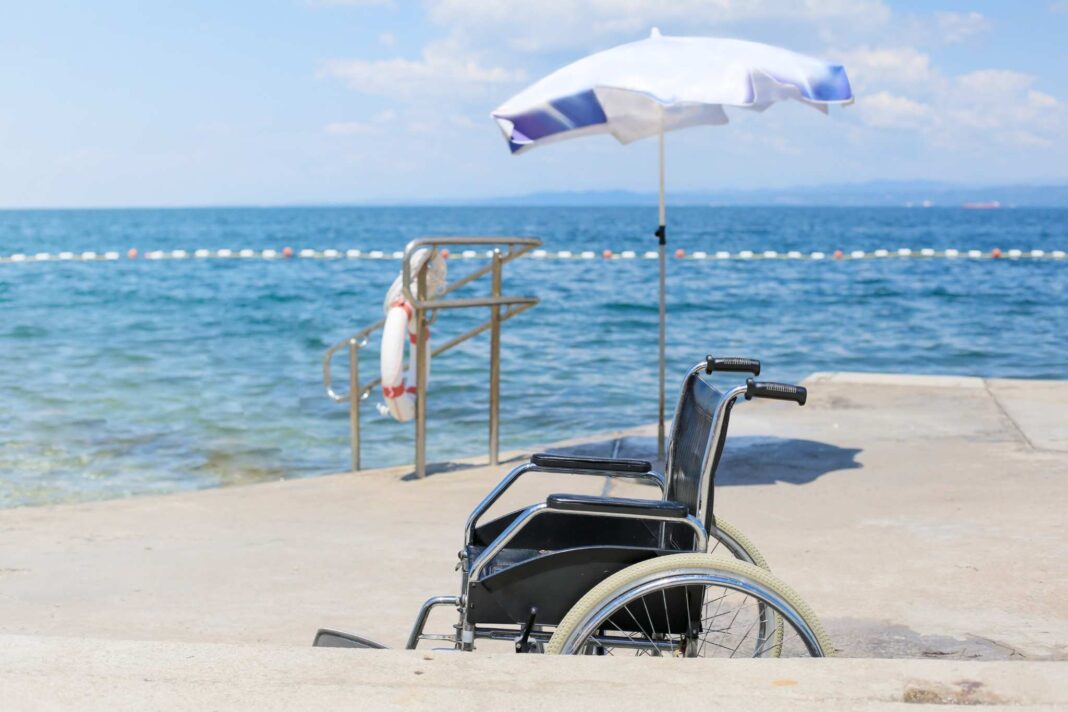 foto di una sedia a rotelle in una località balneare