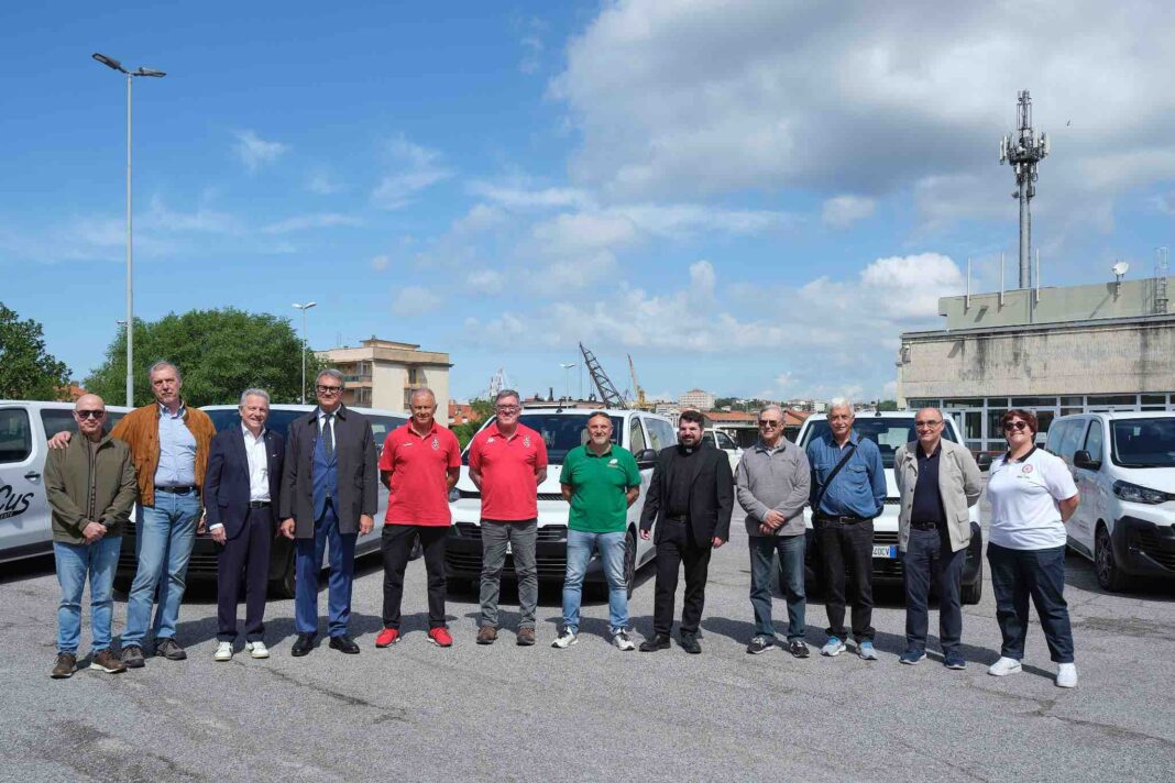 Cerimonia di consegna di sei pulmini, dono della Fondazione CRTrieste