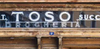 Facciata della Drogheria da Toso; rassegna "El passeger dimanda", La Contrada