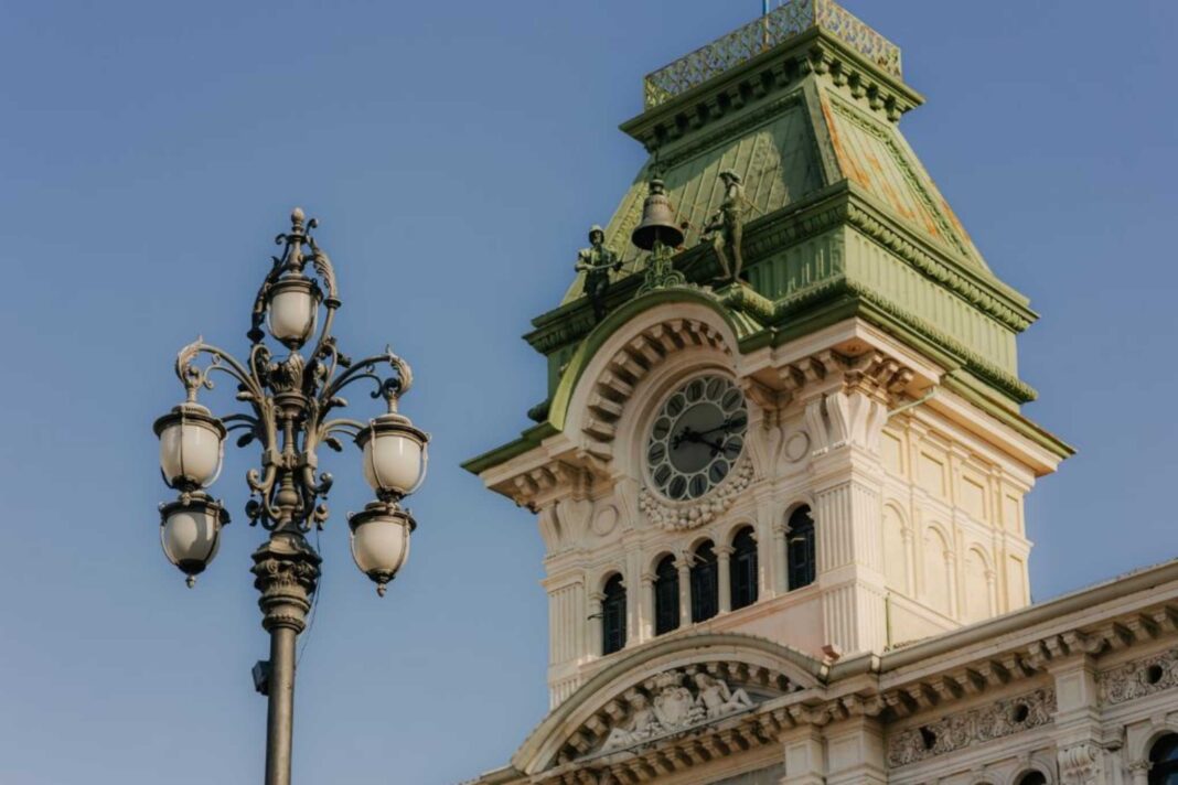 Dettaglio dell'orologio di Piazza Unità, Trieste nel weekend