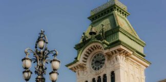 Dettaglio dell'orologio di Piazza Unità, Trieste nel weekend