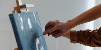 Persone che dipingono su tela