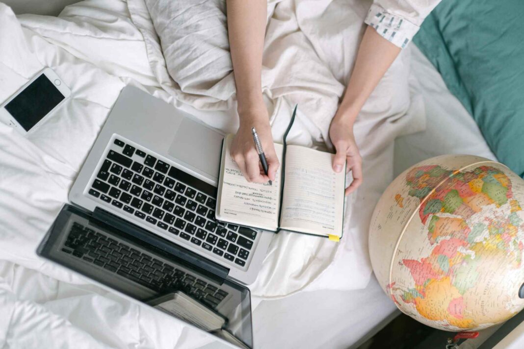 Exchange student studia sul letto; anno all'estero